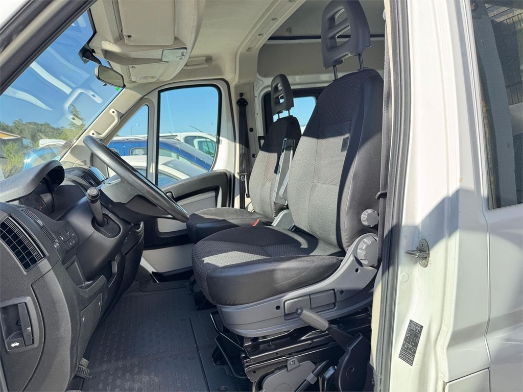 Foto 5 Citroën-Jumper 330 L2H2 Combi  con Elevador