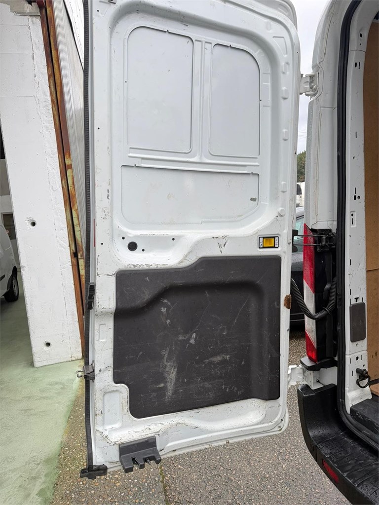 Foto 23 Ford-Transit Trend Doble Cabina 330 L2H2 6 Plazas + Carga LTM