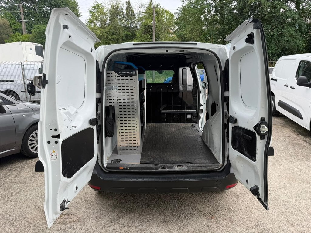 Foto 6 RENAULT-EXPRESS FURGÓN TALLER 4LYV